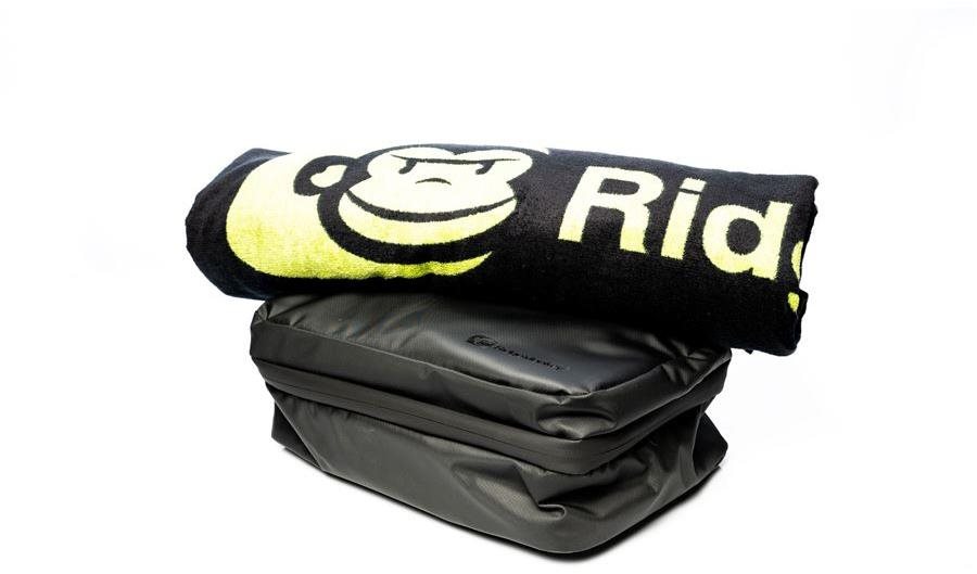 Táska RidgeMonkey LX Bath Towel and Weatherproof Shower Caddy Set